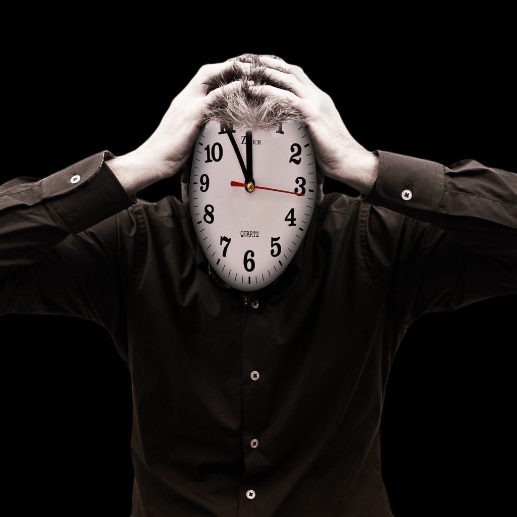 il y a un homme qui se tient la tete qui est en forme de pendule