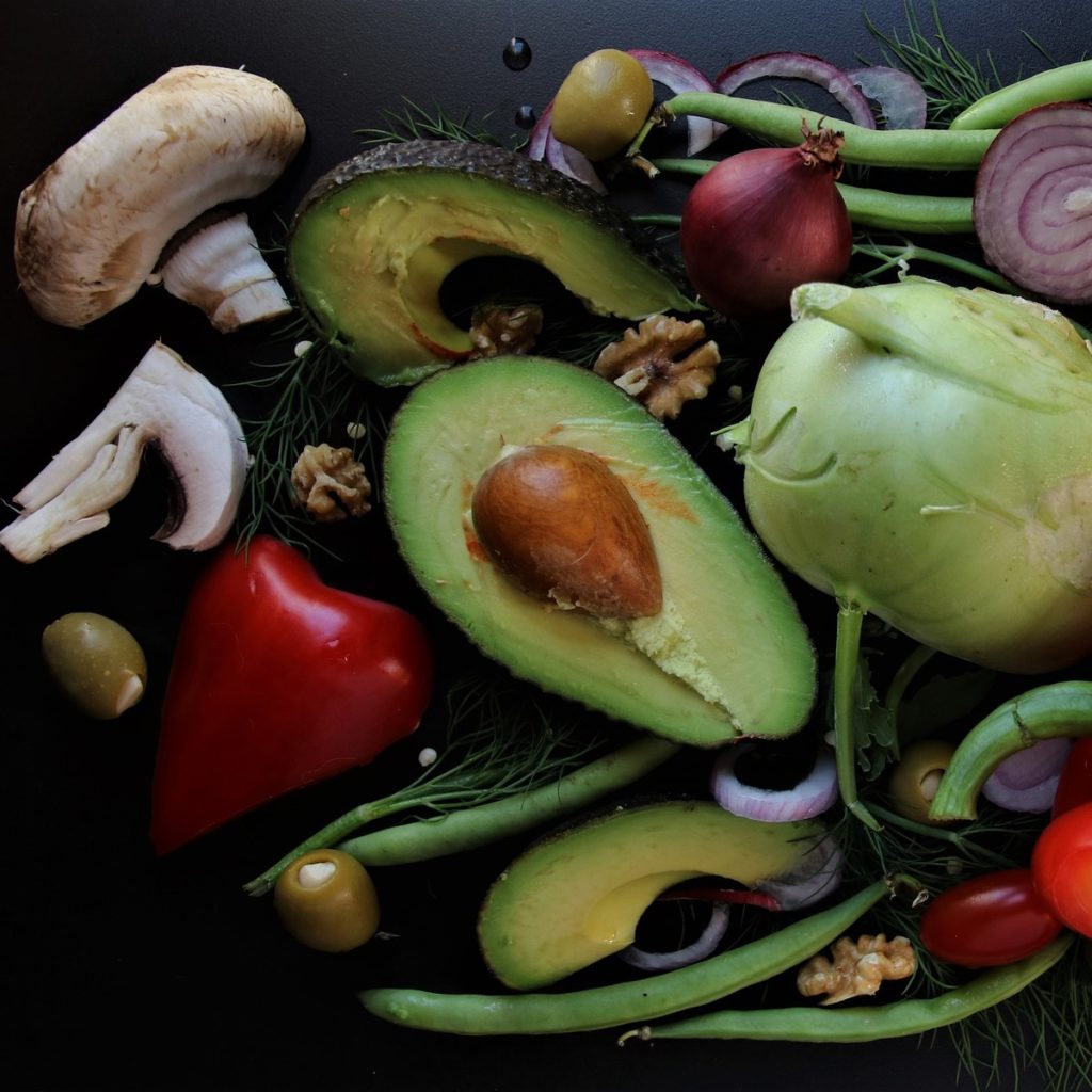 legumes coupés posés sur une table noire